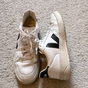 Black and white Vejas